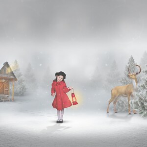 Puede incluir: Una niña con un abrigo rojo y un sombrero negro camina por un bosque nevado con una linterna. Un ciervo se encuentra en el fondo cerca de un pino cubierto de nieve.