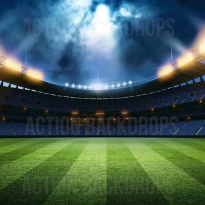 Peut inclure: Une sc&egrave;ne nocturne d'un grand stade vide avec un terrain en herbe verte et des lumi&egrave;res vives qui brillent du haut du stade.