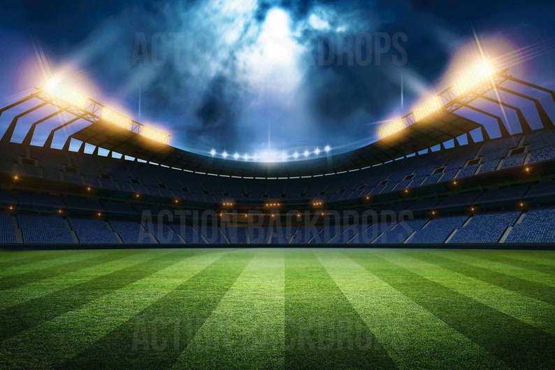 Peut inclure: Une sc&egrave;ne nocturne d'un grand stade vide avec un terrain en herbe verte et des lumi&egrave;res vives qui brillent du haut du stade.