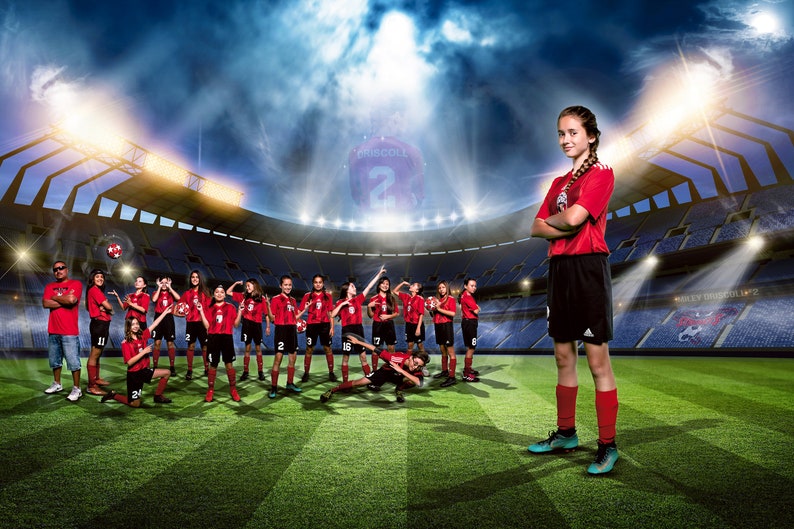 Peut inclure: Un groupe de jeunes filles en uniforme de football rouge et noir posent devant une toile de fond de stade. Les filles tiennent des ballons de football et sourient. Une fille se tient devant le groupe, les bras crois&eacute;s. Le texte "SOCCER" est visible en arri&egrave;re-plan.