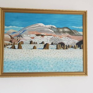 Könnte beinhalten: Originales Landschaftsgemälde in einem goldenen Rahmen. Das Kunstwerk zeigt ein schneebedecktes Feld mit Steinen, eine Bergkette und einen blauen Himmel. Das Gemälde verwendet eine gedämpfte Farbpalette aus Blau-, Braun- und Weißtönen, die eine ruhige Szene erzeugt.