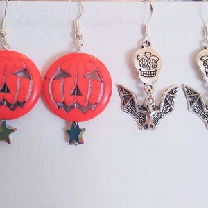 Halloween earrings. Please choose from Jack &#39;O Lantern or bat with skull.