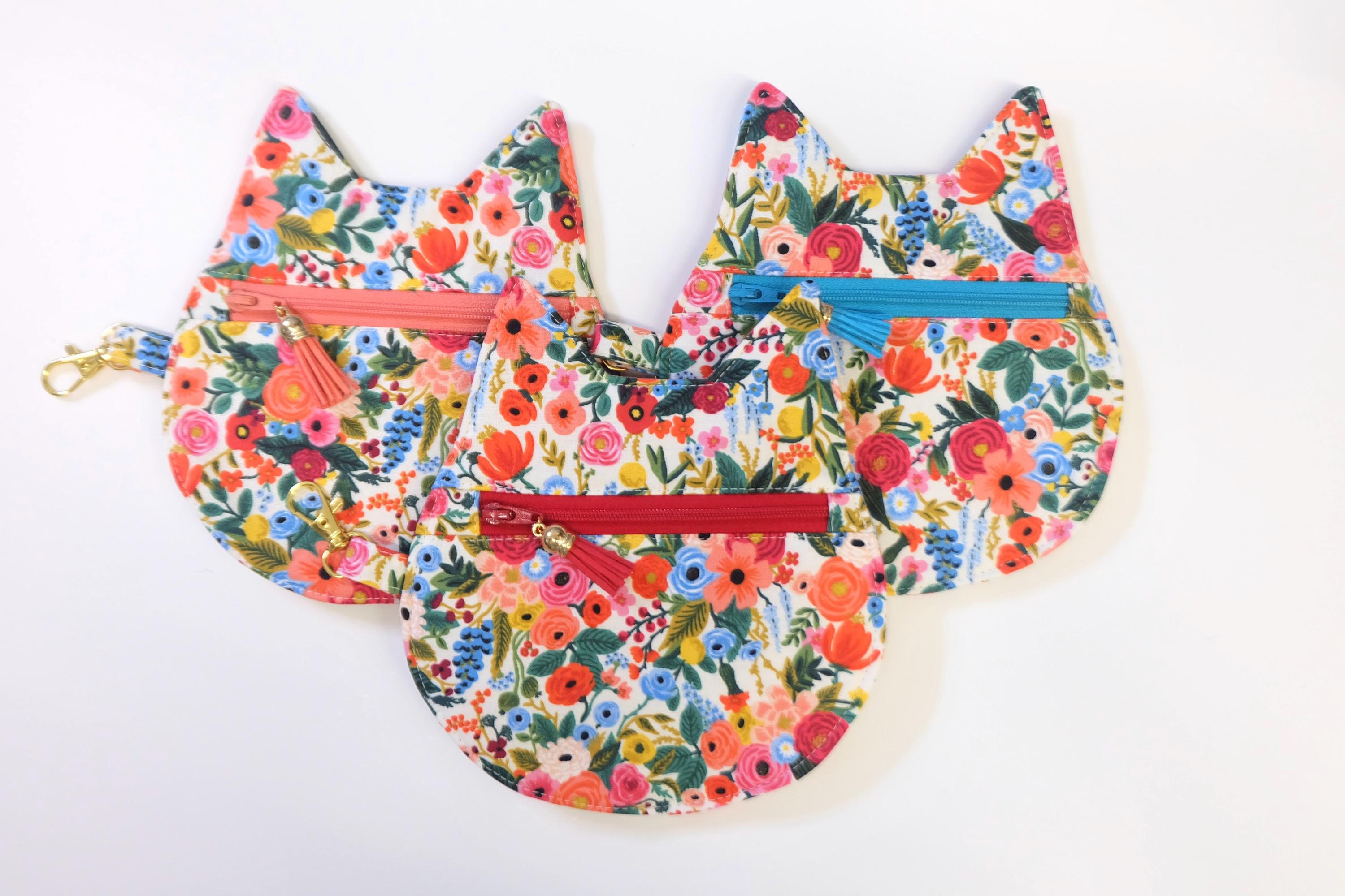 Petite Pochette Ou Bien Porte-Monnaie Avec Un Zip - Matiere Plastique Imprimé - Motif Chat Stylisé - Dimension 14CM*10CM