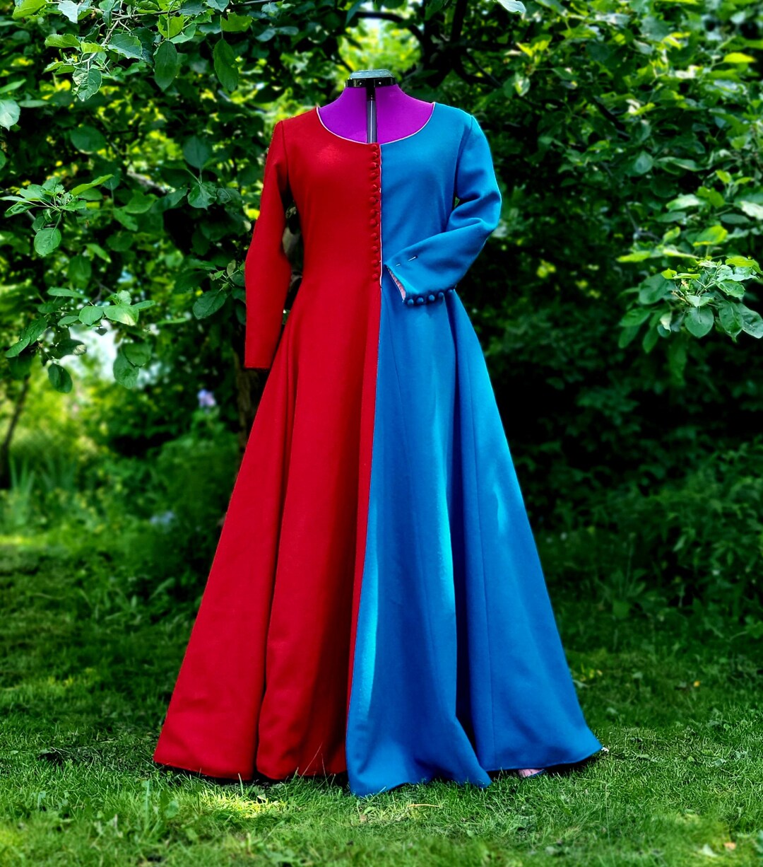 mi parti dress Another mi-parti dress, this time blue and black. #14thcenturyclothing  #medievaldress #cottehardie #mittelalterkleidung #reenactment  #medievaltailor