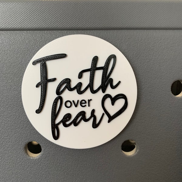 Imprimé en 3D - Pendentif rond Faith over Fear - Pendentif de sac Bogg - Simply Southern