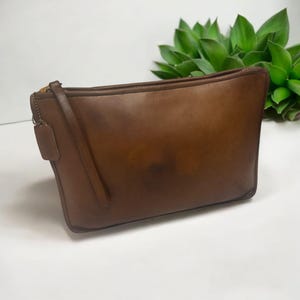Bolso de mano Coach Portfolio con cremallera superior 9555 de cuero tostado vintage de los años 80, hecho en Nueva York, con correa para la muñeca y etiqueta colgante, color dorado, antiguo bolso Coach de cuero tipo portafolios.