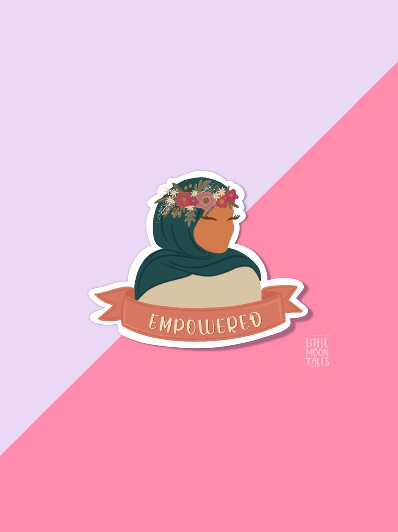 Pu&ograve; includere: Un adesivo con una donna che indossa un velo verde e una corona di fiori. L'adesivo ha uno striscione rosso con la parola "EMPOWERED" su di esso. L'adesivo &egrave; su uno sfondo rosa e viola. Il testo "LITTLE MOON TALES" &egrave; nell'angolo in basso a destra.
