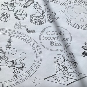 K&ouml;nnte beinhalten: Eine Schwarzwei&szlig;-Malvorlage mit islamischen Motiven. Die Seite enth&auml;lt Illustrationen einer Moschee, eines Halbmondes, Sternen, eines Gebetsteppichs und zweier betender Personen. Der Text auf der Seite lautet "O Allah! Erh&ouml;re unsere Duas."