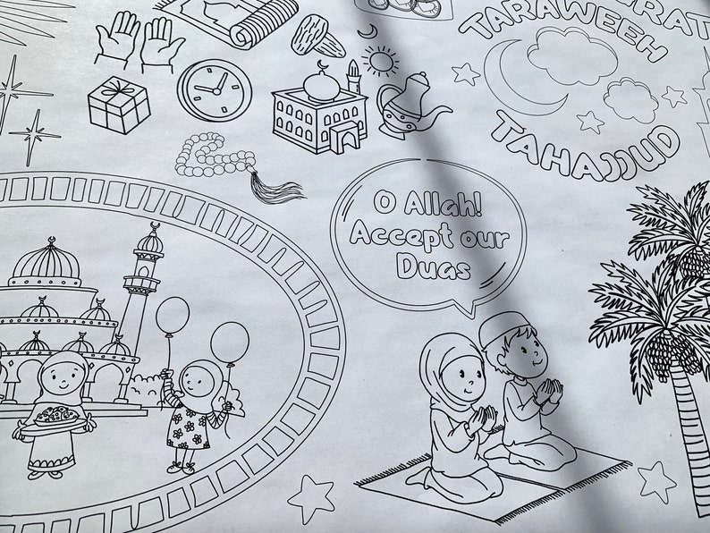 K&ouml;nnte beinhalten: Eine Schwarzwei&szlig;-Malvorlage mit islamischen Motiven. Die Seite enth&auml;lt Illustrationen einer Moschee, eines Halbmondes, Sternen, eines Gebetsteppichs und zweier betender Personen. Der Text auf der Seite lautet "O Allah! Erh&ouml;re unsere Duas."