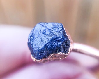 Anillo de zafiro azul en bruto, joyería de cobre electroformado