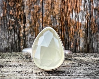 Anillo de cristal del desierto libio con corte rosa, plata, oro, oro rosa o cobre.