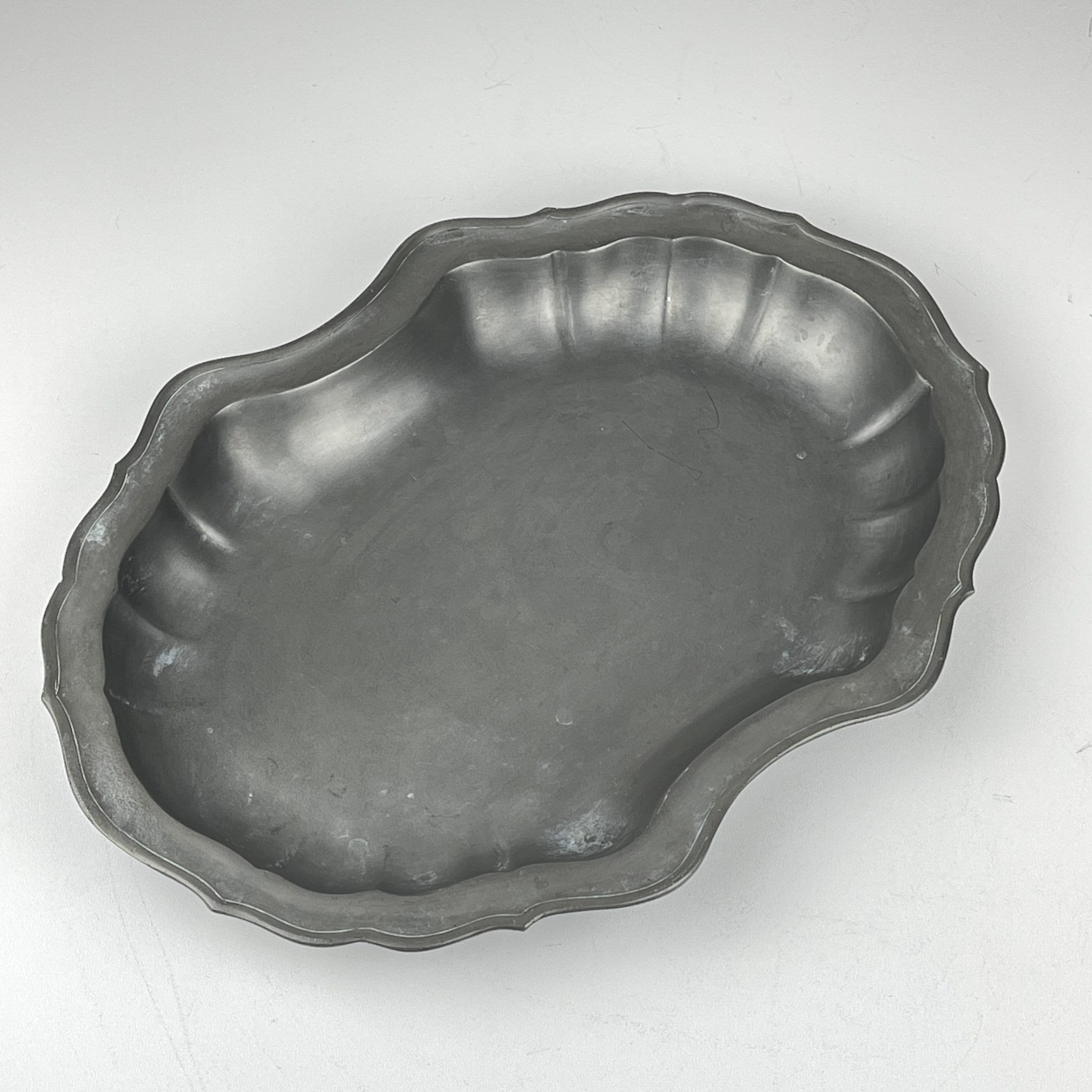 Plat ovale en étain - SA - Antiquités décoration
