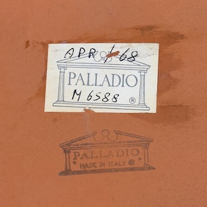 Pu&ograve; includere: Primo piano di una superficie color terracotta con due etichette. L'etichetta superiore recita "APR /68" sopra "PALLADIO M 6588". L'etichetta inferiore recita "PALLADIO MADE IN ITALY".