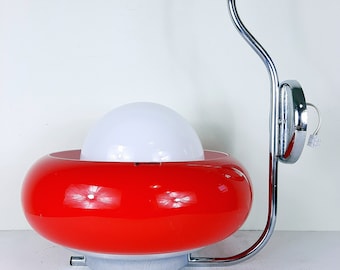 Lampada da parete metà secolo Meblo Guzzini 1980 Lampada in plastica di vetro rosso Retro Italia Space Age Atomic Sconces