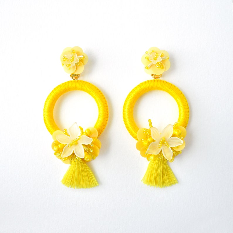 Grandes boucles doreilles jaunes Déclaration unique Hoops Boucles doreilles Flower Tassel Boucles doreilles dété lumineuses Boucles doreilles Flower XL Bijoux faits à la main image 2