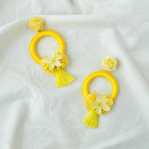 Grandes boucles doreilles jaunes Déclaration unique Hoops Boucles doreilles Flower Tassel Boucles doreilles dété lumineuses Boucles doreilles Flower XL Bijoux faits à la main image 1