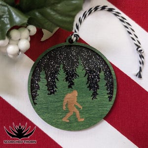 Bigfoot Ornament aus Holz, Sasquatch Winterwald