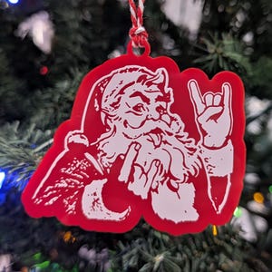 Adorno de Papá Noel Rockero: Decoración navideña de metal pesado para el árbol
