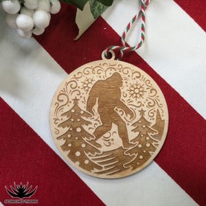 Bigfoot Ornament aus Holz, Sasquatch Winterwald