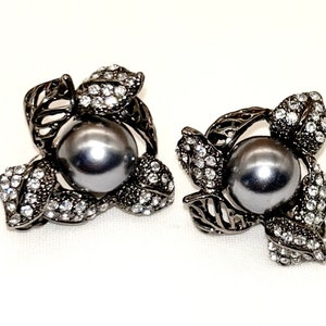 Clip-on Earrings Faux Black Pearl