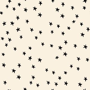 Könnte beinhalten: Ein sich wiederholendes Muster aus schwarzen, handgezeichneten Sternen auf cremefarbenem Hintergrund. Die Sterne variieren in Größe und Ausrichtung, wodurch ein skurriles und verspieltes Design entsteht. Geeignet für Stoff, Tapeten oder digitale Kunst.