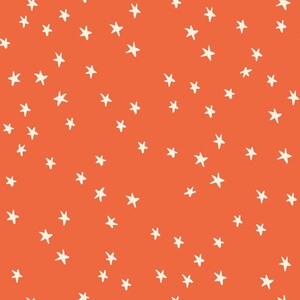Könnte beinhalten: Ein nahtloses Muster mit zahlreichen cremefarbenen, fünfzackigen Sternen auf einem leuchtend orangefarbenen Hintergrund. Die Sterne sind gleichmäßig verteilt und erzeugen ein verspieltes, skurriles Design. Dieses Muster eignet sich für verschiedene Anwendungen, einschließlich Stoff und Tapeten.