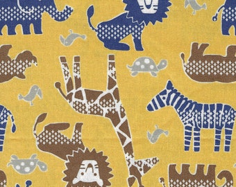 Può includere: Un tessuto giallo con un motivo ripetuto di vari animali, tra cui una giraffa, una zebra, un leone, un elefante e una tartaruga. Gli animali sono tutti stilizzati e hanno un design semplice e cartoon. Il tessuto è perfetto per progetti di artigianato, come la creazione di borse, cuscini o trapunte.