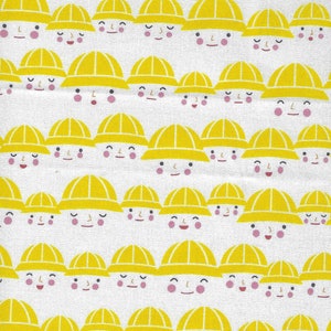 Op de afbeelding: Een witte achtergrond met een herhalend patroon van gele bouwhelmen met lachende gezichten. De helmen hebben roze wangen en zwarte ogen.