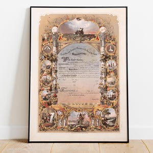 Peut inclure: Une estampe encadrée vintage avec une bordure ornée représentant un certificat d'adhésion à l'Ordre de l'Étoile de l'Orient. Le certificat est daté d'octobre 1867 et représente une scène d'un bâtiment avec une étoile au sommet.