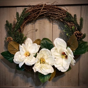 33 cm Weiße Magnolie und Kiefer, Weinrebenkranz.