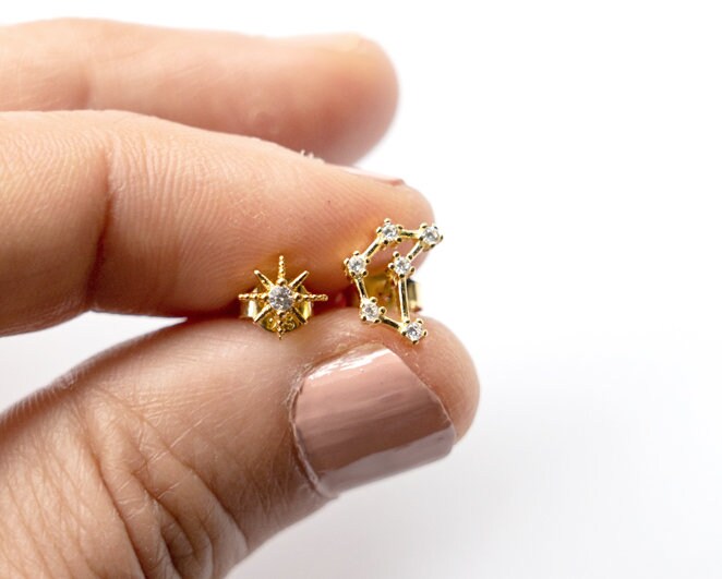 乙女座の星座モチーフのスタッドピアス • 18金メッキスターリング