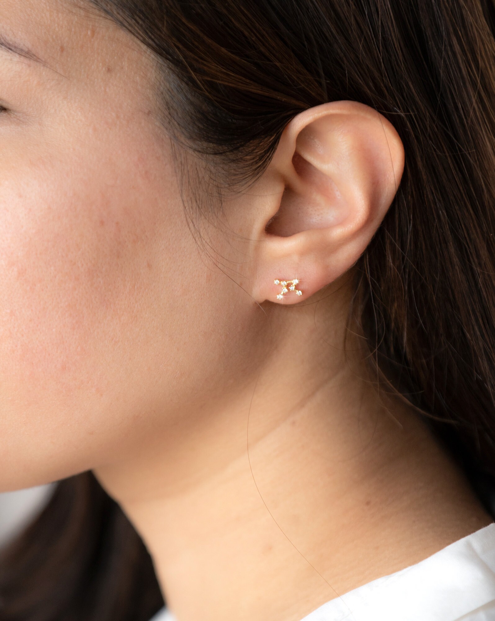 乙女座の星座モチーフのスタッドピアス • 18金メッキスターリング