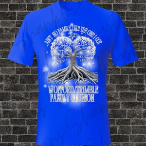 Puede incluir: Una camiseta azul con un dise&ntilde;o de &aacute;rbol blanco y el texto "Ain't no family like the one I got 2023 Wofford/Trimble Family Reunion".