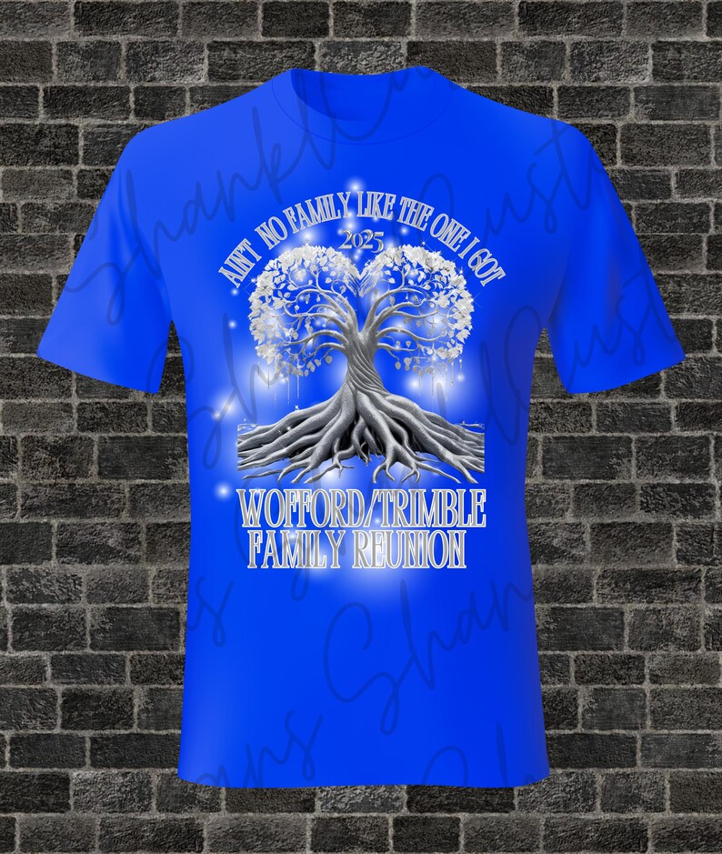 Puede incluir: Una camiseta azul con un dise&ntilde;o de &aacute;rbol blanco y el texto "Ain't no family like the one I got 2023 Wofford/Trimble Family Reunion".
