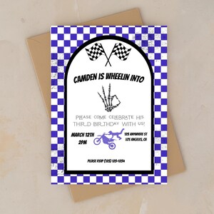 Puede incluir: Una invitación de cumpleaños con un borde a cuadros azul y blanco. La invitación presenta el texto "CAMDEN IS WHEELIN INTO" y "PLEASE COME CELEBRATE HIS THIRD BIRTHDAY WITH US!" con detalles del evento.