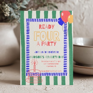 Pode incluir: Um cartão de convite de aniversário retangular com listras verticais verdes, uma borda azul tracejada e balões vermelhos, amarelos e azuis. O texto diz READY FOUR A PARTY, Join us to celebrate, HUDSON'S 4TH BIRTHDAY e inclui detalhes.