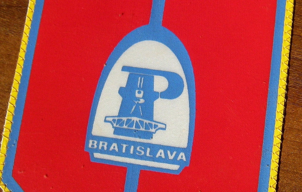 Fanion Pristav Bratislava vintage : logo de la construction Slovaquie - France