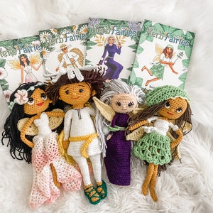 Może przedstawiać: Kolekcja ręcznie robionych lalek na szydełku i książek zatytułowanych "Herb Fairies". Lalki charakteryzują się szczegółową pracą na szydełku, z różnymi kolorami włosów, strojami i akcesoriami. Okładki książek przedstawiają ilustracje wróżek z akcentami kwiatowymi i liściastymi.