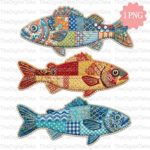 Puede incluir: Tres diseños de peces coloridos en patchwork. Cada pez presenta una combinación única de telas estampadas en tonos azules, rojos, amarillos y verdes. Los peces están delineados con un ribete perlado y tienen detalles de botones y lentejuelas.