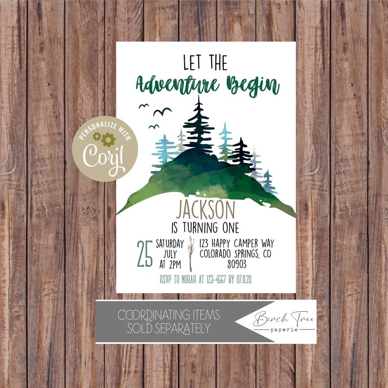 Puede incluir: Una ilustraci&oacute;n de acuarela de una escena de bosque con un esquema de color verde, azul y blanco. El texto "Let the Adventure Begin" est&aacute; en la parte superior de la invitaci&oacute;n. El texto "Jackson is turning one" est&aacute; en el centro de la invitaci&oacute;n. El texto "Saturday, July 25 at 2pm" est&aacute; debajo del texto "Jackson is turning one". El texto "123 Happy Camper Way, Colorado Springs, CO 80903" est&aacute; debajo de la fecha y la hora. El texto "RSVP to Norah at 123-4567 by 07.11.20" est&aacute; debajo de la direcci&oacute;n. El texto "Coordinating Items Sold Separately" est&aacute; en la parte inferior de la invitaci&oacute;n. El texto "Birch Tree Paperie" est&aacute; en la parte inferior derecha de la invitaci&oacute;n.