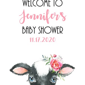 Pu&ograve; includere: Benvenuti al Baby Shower di Jennifer, 11.17.2020. Un'illustrazione ad acquerello di un vitello bianco e nero con orecchie rosa e occhi azzurri che indossa una corona di fiori rosa. Il vitello &egrave; circondato da fiori rosa e bianchi.