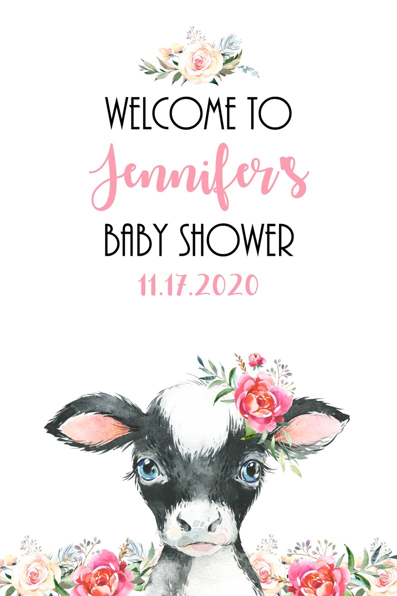 Pu&ograve; includere: Benvenuti al Baby Shower di Jennifer, 11.17.2020. Un'illustrazione ad acquerello di un vitello bianco e nero con orecchie rosa e occhi azzurri che indossa una corona di fiori rosa. Il vitello &egrave; circondato da fiori rosa e bianchi.