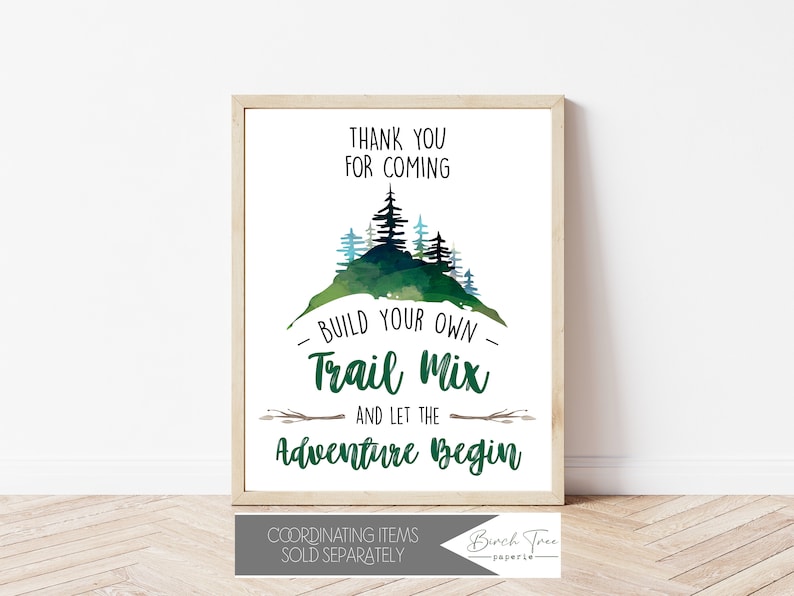 Puede incluir: Un cartel imprimible con una ilustraci&oacute;n de acuarela de una monta&ntilde;a verde con &aacute;rboles. El texto dice "Gracias por venir. Crea tu propia mezcla de senderismo y deja que la aventura comience." El cartel tambi&eacute;n incluye el texto "Birch Tree Paperie" y "Art&iacute;culos coordinados vendidos por separado."