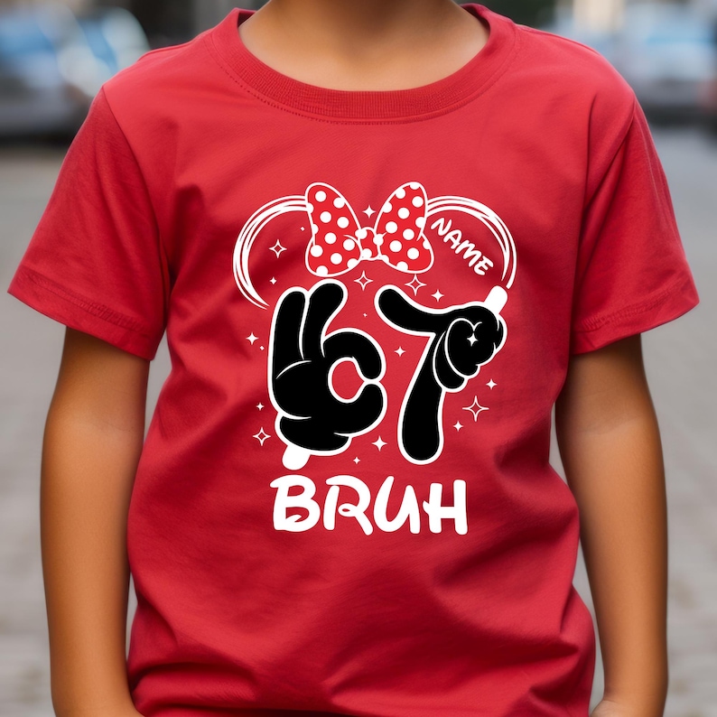 Puede incluir: Camiseta roja con un gr&aacute;fico blanco. El dise&ntilde;o incluye un lazo de lunares, el n&uacute;mero 67 en negro y la palabra "BRUH" en blanco. Hay espacio para un nombre.