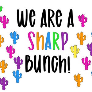 以下が含まれることがあります： 白い背景に「We are a Sharp Bunch!」というフレーズが黒で書かれ、「Sharp」という単語が虹色で書かれています。緑、ピンク、黄色、オレンジ、青、紫のカラフルなサボテンのイラストがテキストを囲んでいます。