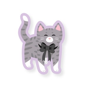 Grau getigerte Katze Vinyl Aufkleber, süße Katze, wasserdichter Aufkleber, Laptop Aufkleber, Wasserflasche Aufkleber, Kawaii Katze, Cat Lady Art, Schleife Aufkleber