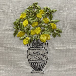 以下が含まれることがあります： 白いリネン地に、グレーの壺に刺繍されたレモンの木。