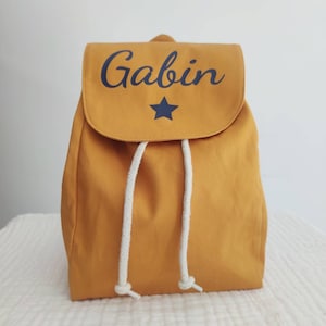 Sac à dos moutarde pour enfant à personnaliser pour la crèche ou petite section de maternelle.