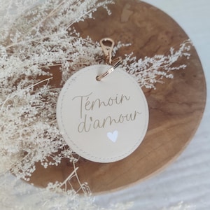 Cadeau pour Témoin et  demoiselle d'honneur porte clés rond, de couleur,  à personnaliser avec le prénom et initiale du nom de famille