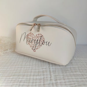 Trousse de toilette ou maquillage pour les mamans ,mamie, amie , marraine avec motif coeur léopard . image 1